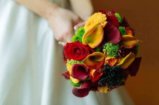 Buchet colorat cu cale, viburnum, dalii, santini si trandafiri