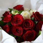 Buchet de trandafiri rosii si albi