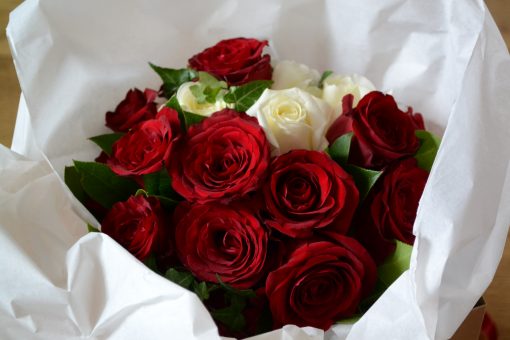 Buchet de trandafiri rosii si albi