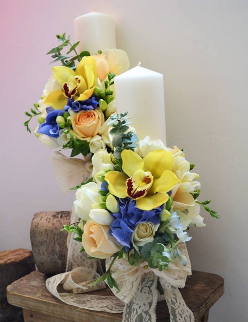 Lumanare cununie pastel cu cymbidium galben si hortensie blue