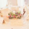 ament floral mese invitati cu flori si lumanare in bol de sticla