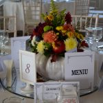 Decor de toamna pentru mesele invitatilor in dovleac