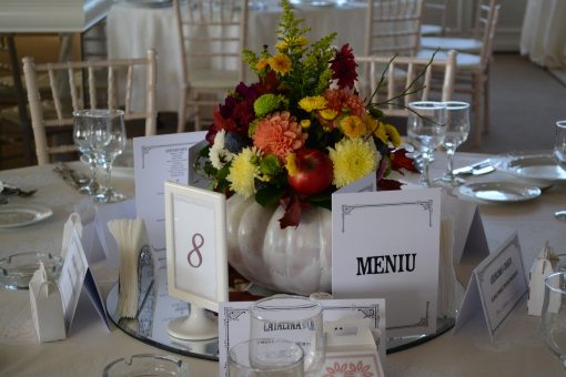 Decor de toamna pentru mesele invitatilor in dovleac
