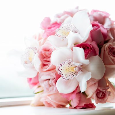 Buchet trandafiri roz si cymbidium alb