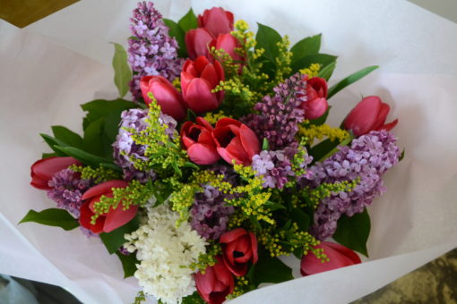 Buchet primavaratic cu liliac, solidago si lalele.